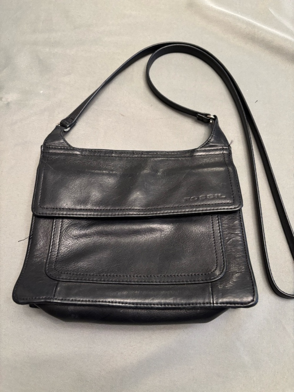Fossil Black Genuine Leather Flap Crossbody Bag
Pre-Loved